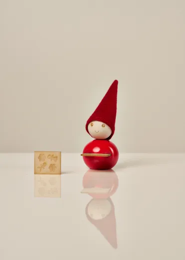 Aarikka Elf mit Lebkuchenbrett, rot h 11 cm finnische Weihnachtsfigur Tonttu