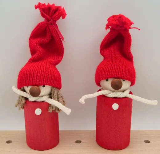 Sebastian Kranzfigur Weihnachtswichtel Mächen und Junge rot Strickmütze Halsband 8,5 cm