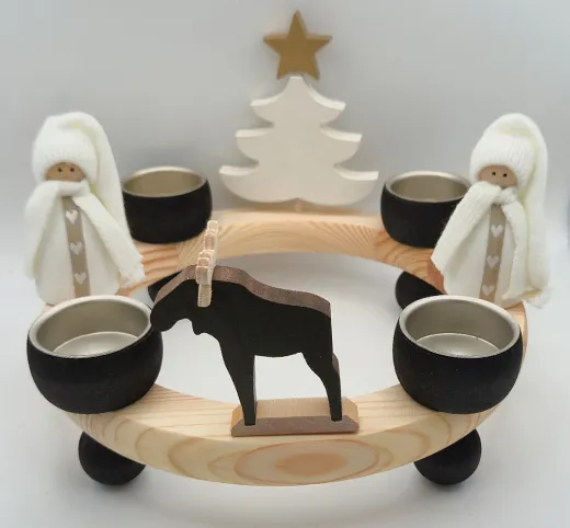 Schwedischer Holz-Teelichterkranz mit schwarzen Teelichthaltern, Wichtelfiguren, Elch und Tannenbaum als Weihnachtsdekoration.