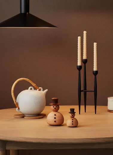 Dekorative Holzfiguren The Snowman klein und groß von Spring Copenhagen mit Teekanne und Kerzen