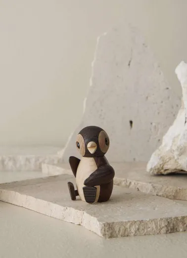 Dekorative Holzfigur Snow von Spring Copenhagen auf einer Eisscholle sitzend