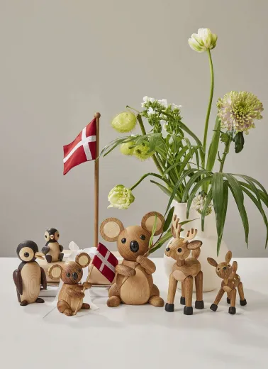 Dekorative Holzfigur Snow von Spring Copenhagen und ander Holztiere mit Dänischer Flagge