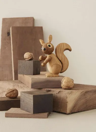 Dekorative Holzfigur Hazel mit Nüssen von Spring Copenhagen