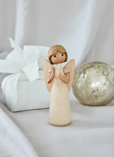 Dekorative Holzfigur Gloria von Spring Copenhagen vor Weihnachtskugel