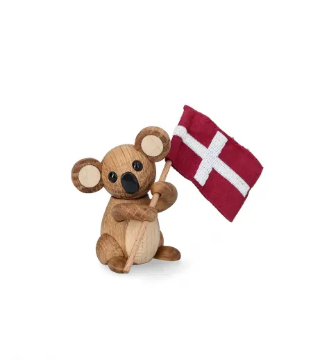 Spring Copenhagen Pearl – Holzfigur Koalababy mit dänischer Flagge Spring Copenhagen Pearl – Holzfigur Koalababy mit dänischer Flagge