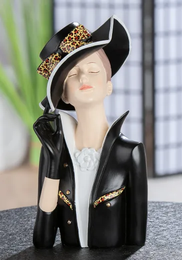 Elegante Dekorationsfigur Lady Leopard von GILDE aus Kunstharz. Die Frauenbüste mit schwarzem Hut, Leopardenmuster und weißen Akzenten ist ca. 29 cm hoch.
