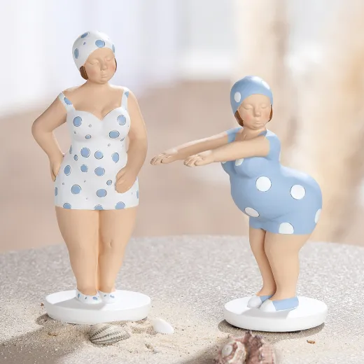 GILDE Becky – zwei lustige Badefiguren im Set, blau-weiße gepunktete Badeanzüge, Kunstharz