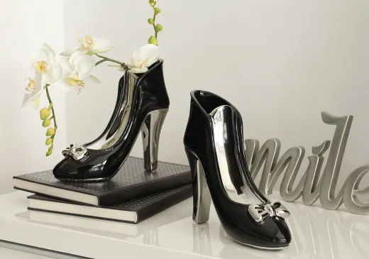 GILDE Milano High-Heel-Vase aus schwarzer Keramik mit silberfarbenen Akzenten und weißen Orchideen als elegante Wohnraumdekoration