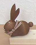Schwedischer Osterhase mit Schleife sitzend, walnuss, Steckfigur Holzkranz Schwedischer Osterhase mit Schleife sitzend, walnuss, Steckfigur Holzkranz