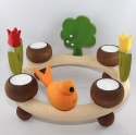 Steckfigur Holzvogel orange mit Tulpen und Baum auf schwedischem Holzkranz