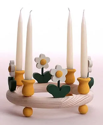 kleine Blume weiß auf kleinem Sebastian design Holzkranz