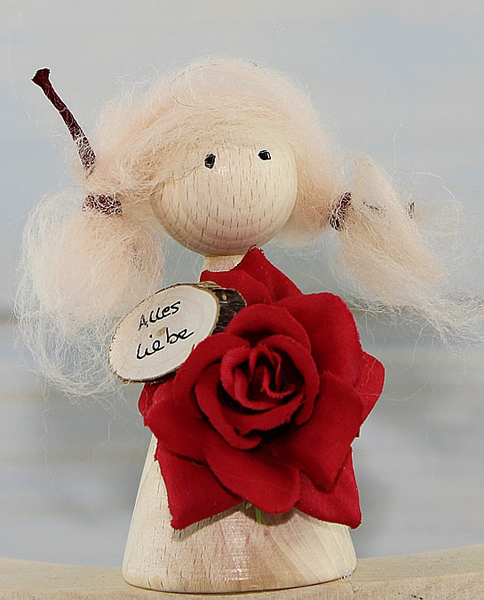 Mädchen mit Rose und Holzschild Alles Liebe, H 9 cm