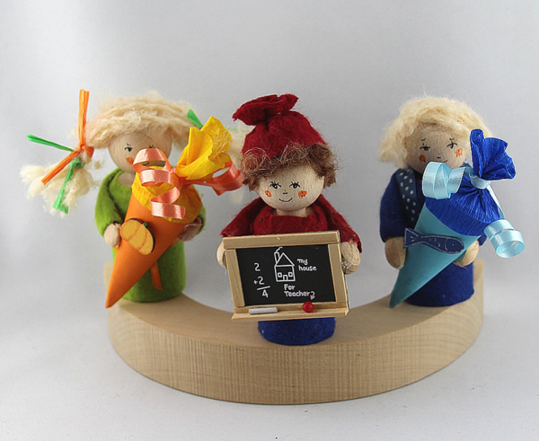 Schulanfang - Mädchen mit Schultüte, h 10 cm