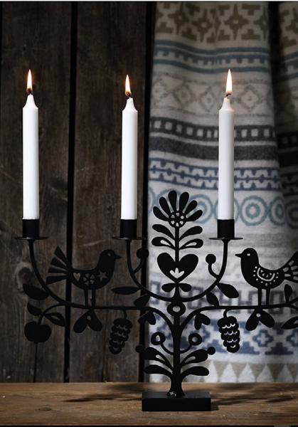 Bengt & Lotta Kandelaber 4-flammig PINE CONE Tannenzapfen schwarz h 32 w47 cm