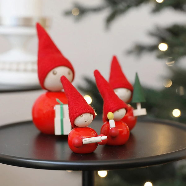 Aarikka Elf KYNTTTILÄ mit Kerze, rot, Höhe 9 cm, finnischer Weihnachtswichtel