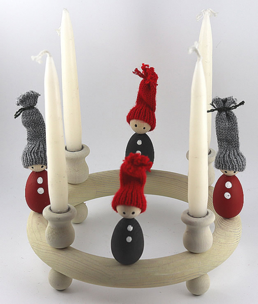 kleiner Wichtel Oliver dunkelgrau mit roter Strickmütze, h 6 cm
