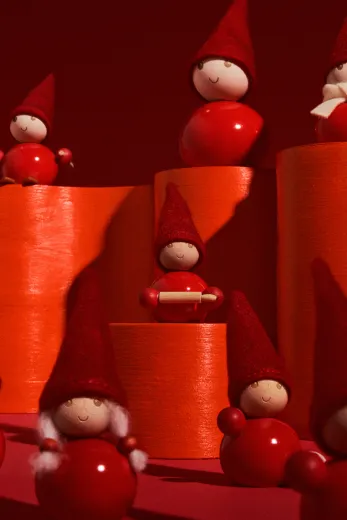Aarikka Tonttu Elf Kaisa mit Zöpfen, rot, Höhe 9 cm