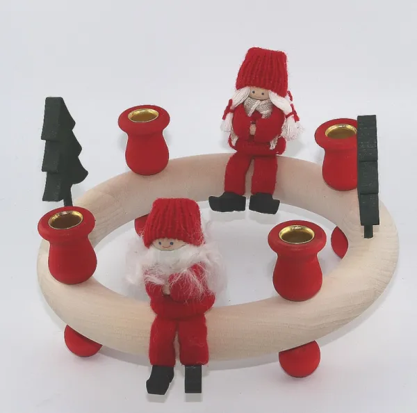 kleiner Holzkranz mit roten Kerzenhalter, 2 Weihnachtsfiguren rot, 2 Holztannen dunkelgrün