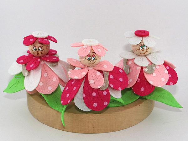 Blumenkind mit Blättern, mit rose/weißem Blütenhut, Kranzfigur, H 9,5 cm