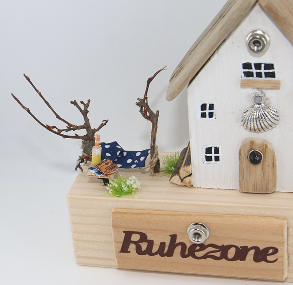 Holzlandschaft 'Ruhezone' Treibholzhaus mit Hängematte