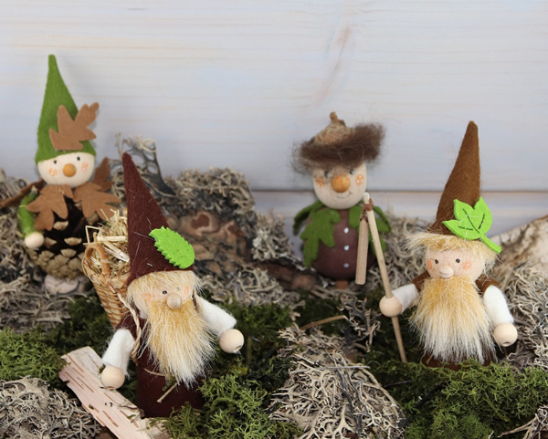 Herbstwichtel mit Eichelhut und Blättern, braun grün