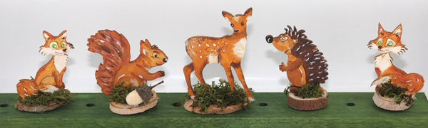 Füchsin flach orangebraun, handemalt, auf Holzscheibemit Moos, H 6 cm