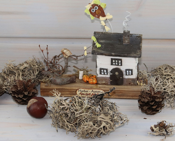 Herbstlandschaft mit Haus, Kürbissen, Zeitung, Drachen, Handarbeit