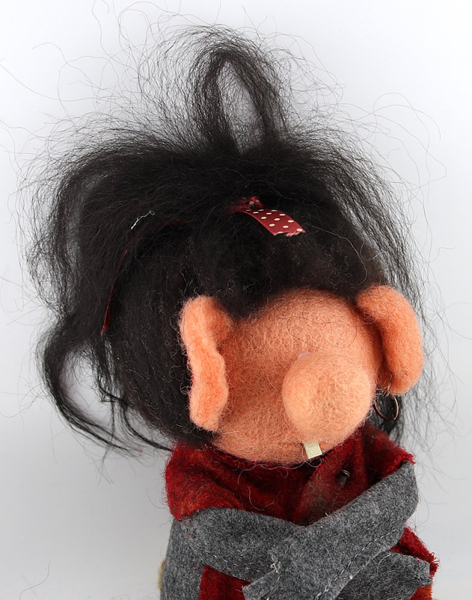 Åsas Tomtebod Trollpackan Sarah, H 20 cm, rot/grau