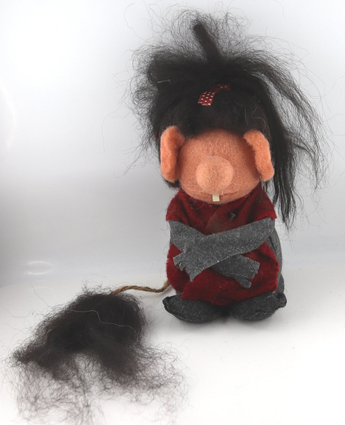 Åsas Tomtebod Trollpackan Sarah, H 20 cm, rot/grau