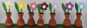 Schwedische Kranzfigur Blume weinrot in Holzvase braun, h 10 cm