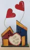 altes Holzhaus mit rotem Herz am Draht, Steckfigur für Holzkranz