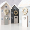 kleine Holzhäuser mit Türkranz und Herz, weiß shabby grau