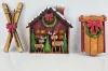 Steckfigure Holzhaus Holzhütte mit Tannen Rentiere Kranz mit Schleife, Holz Ski, Holzschlitten