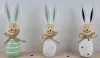 Lustige Holz Osterhasen mit langen Metallohren weiß, türkis