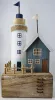 Holz Leuchturm, martimes Haus auf Felsen mit Metall-Leiter, 25,5x10,5xH16cm, bunt