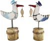 1 Holz Vogel Matrose auf Poller mit Fisch, h 20 cm, 2 Farbvarianten hellblau/blau weiß