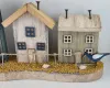 Maritime Häuserreihe mit 3 Holzhäuschen und Vogel, 26x7xH16cm, blau-weiß-natur