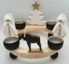 Schwedischer Holz-Teelichterkranz mit schwarzen Teelichthaltern, Wichtelfiguren, Elch und Tannenbaum als Weihnachtsdekoration.