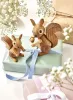 Dekorative Holzfigur Hazel und Chippy von Spring Copenhagen auf Geschenken sitzend