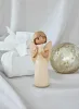 Dekorative Holzfigur Gloria von Spring Copenhagen vor Weihnachtskugel