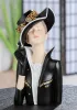 Elegante Dekorationsfigur Lady Leopard von GILDE aus Kunstharz. Die Frauenbüste mit schwarzem Hut, Leopardenmuster und weißen Akzenten ist ca. 29 cm hoch.
