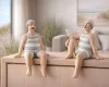 GILDE Benny – zwei sitzende Badeherren mit Schnurrbärten, beige-weiß gestreifte Badeanzüge, Kunstharz