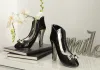 GILDE Milano High-Heel-Vase aus schwarzer Keramik mit silberfarbenen Akzenten und weißen Orchideen als elegante Wohnraumdekoration