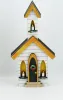 Kleine Kirche aus Holz mit Kerzen, Türkranz, hellbraun, weiß, handbemalt, h 14 cm