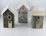 Dekoaufsteller Cotty, kleines Holzhaus hellgrün, shabby mit Türkranz, H 14 cm