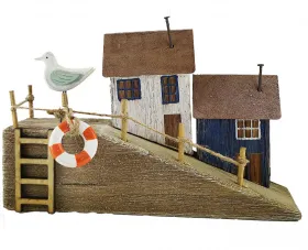 Häuser am Steg mit Möwe, rot/weißen Rettungsring und Segelboot, 25x6xH16cm Häuser am Steg mit Möwe, rot/weißen Rettungsring und Segelboot, 25x6xH16cm