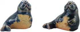 2 Keramik Seehunde blau, beige seitlich und nach vorne blickend 2 Keramik Seehunde blau, beige seitlich und nach vorne blickend