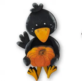 Kranzfigur großer Rabe sitzend mit Kürbis 3D schwarz orange Herbstdekoration h 9 cm